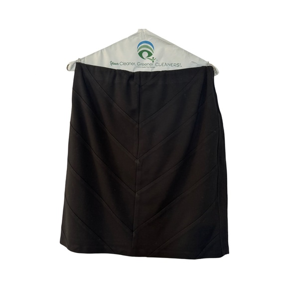 Black Banana Republic Skirt - the perfect combination of style and comfort. 14 - Picture 2 of 3